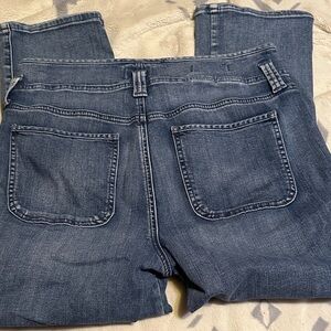 A147.   NYDJ Dark Blue capri Jeans size 6